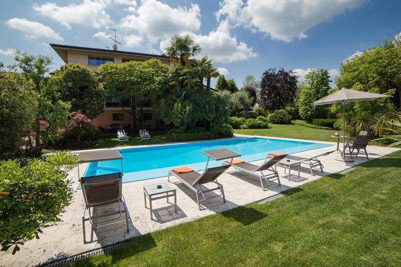 B&B Villa Adriano Дезенцано-дель-Гарда Экстерьер фото
